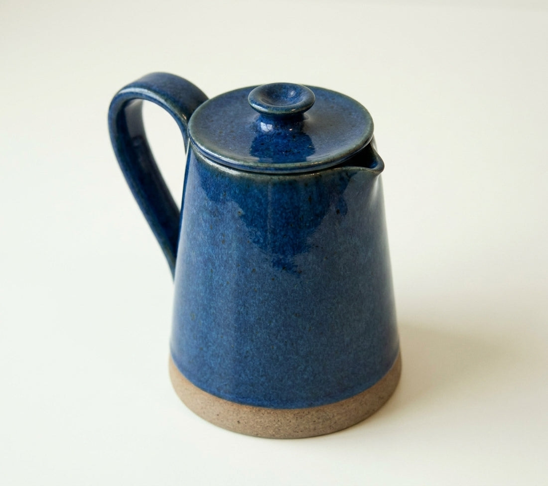 Jarra Reta em cerâmica artesanal — argila Cappuccino, esmalte Lazuli