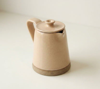 Jarra Reta em cerâmica artesanal — argila Cappuccino, esmalte Nude
