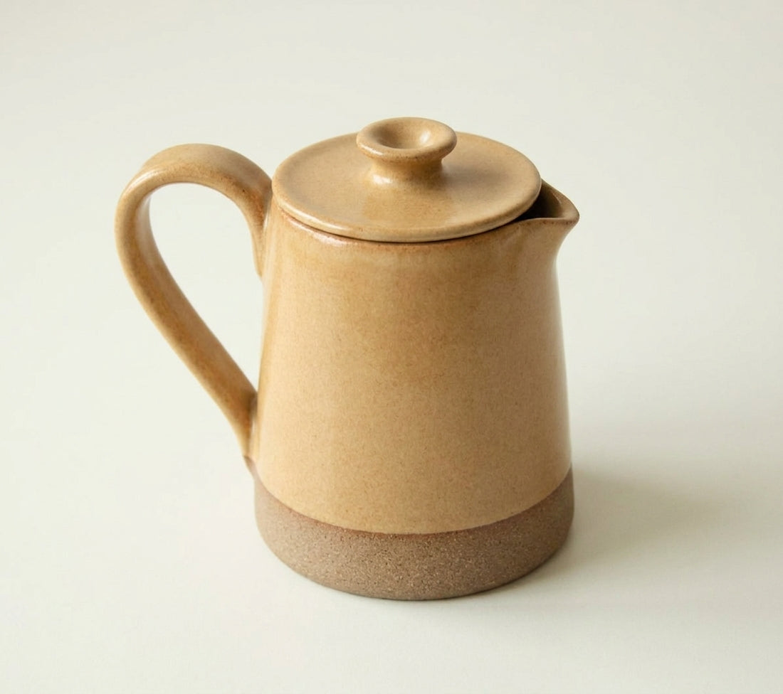 Jarra Reta em cerâmica artesanal — argila Cappuccino, esmalte Pedra Sabão