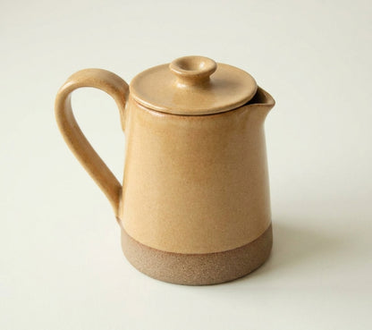 Jarra Reta em cerâmica artesanal — argila Cappuccino, esmalte Pedra Sabão