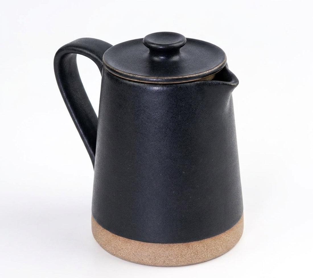 Jarra Reta em cerâmica artesanal — argila Cappuccino, esmalte Preto Acetinado