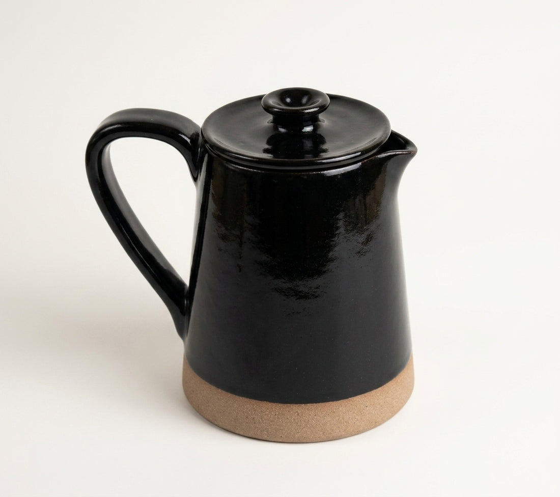 Jarra Reta em cerâmica artesanal — argila Cappuccino, esmalte Preto Ébano