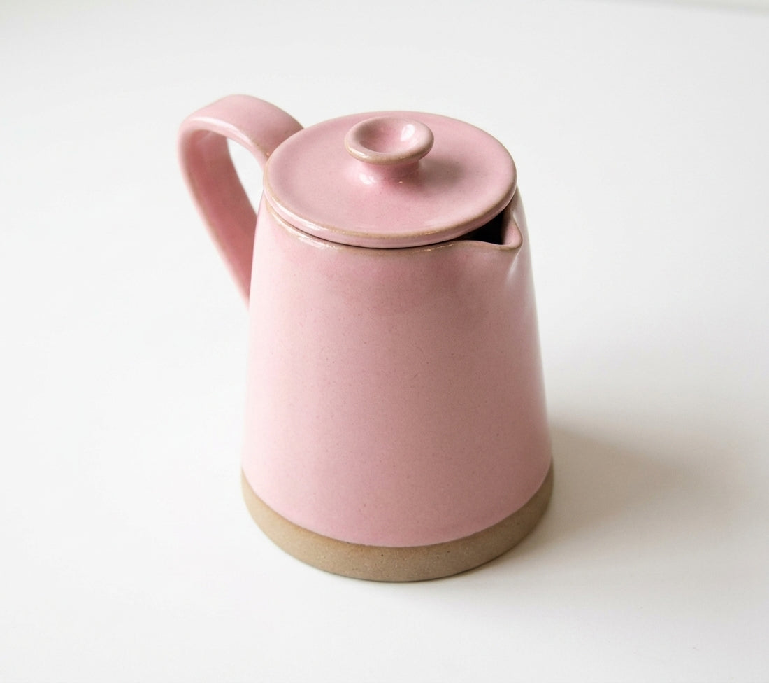Jarra Reta em cerâmica artesanal — argila Cappuccino, esmalte Rosa Barbie