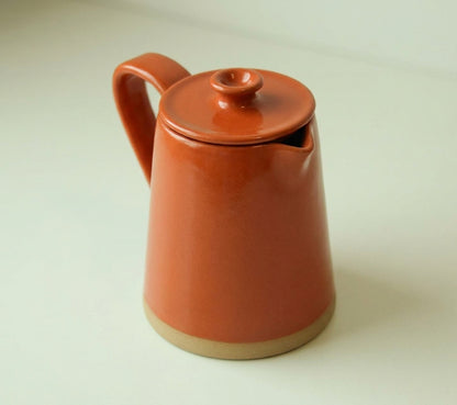 Jarra Reta em cerâmica artesanal — argila Cappuccino, esmalte Sol de Terracota