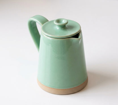 Jarra Reta em cerâmica artesanal — argila Cappuccino, esmalte Verde Menta