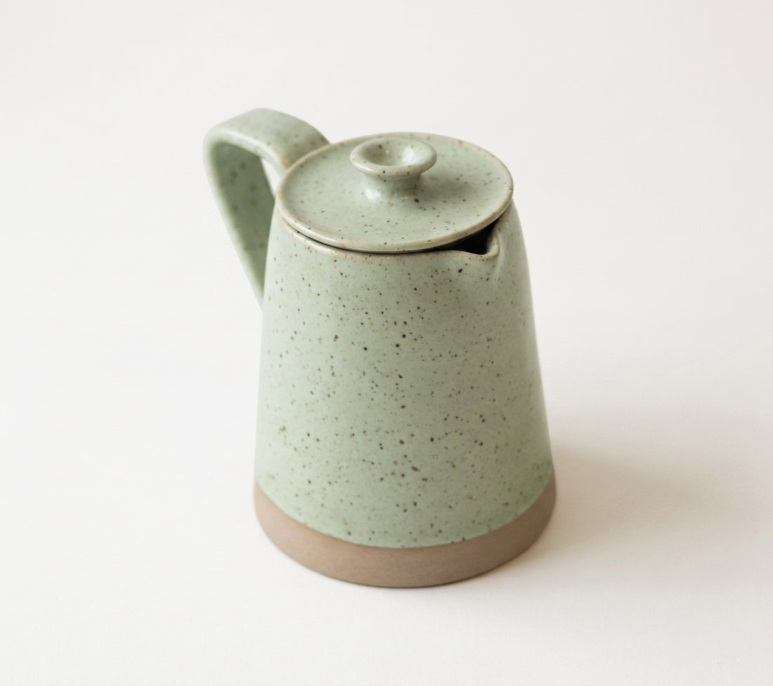 Jarra Reta em cerâmica artesanal — argila Cappuccino, esmalte Verde Pompeia