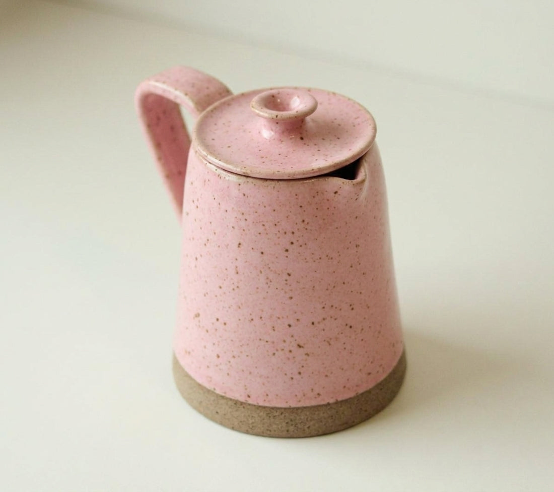 Jarra Reta em cerâmica artesanal — argila Flocos, esmalte Rosa Barbie