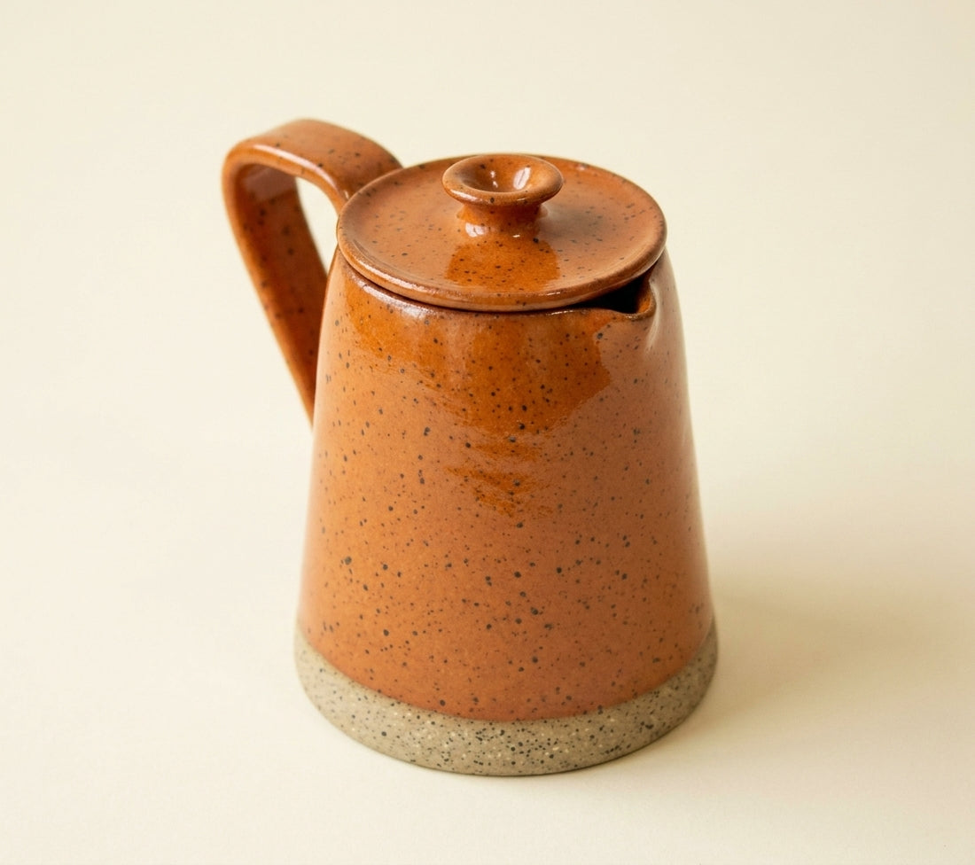 Jarra Reta em cerâmica artesanal — argila Flocos, esmalte Sol de Terracota