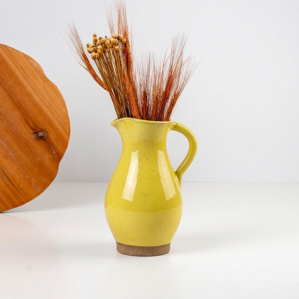 Jarra Silhueta em cerâmica artesanal — argila Cappuccino, esmalte Amarelo Intenso