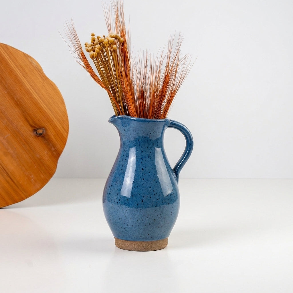 Jarra Silhueta em cerâmica artesanal — argila Cappuccino, esmalte Azul Safira