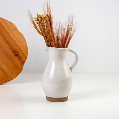 Jarra Silhueta em cerâmica artesanal — argila Cappuccino, esmalte Branco AMME