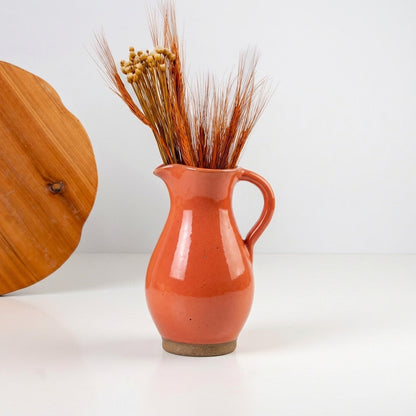 Jarra Silhueta em cerâmica artesanal — argila Cappuccino, esmalte Laranja Intenso