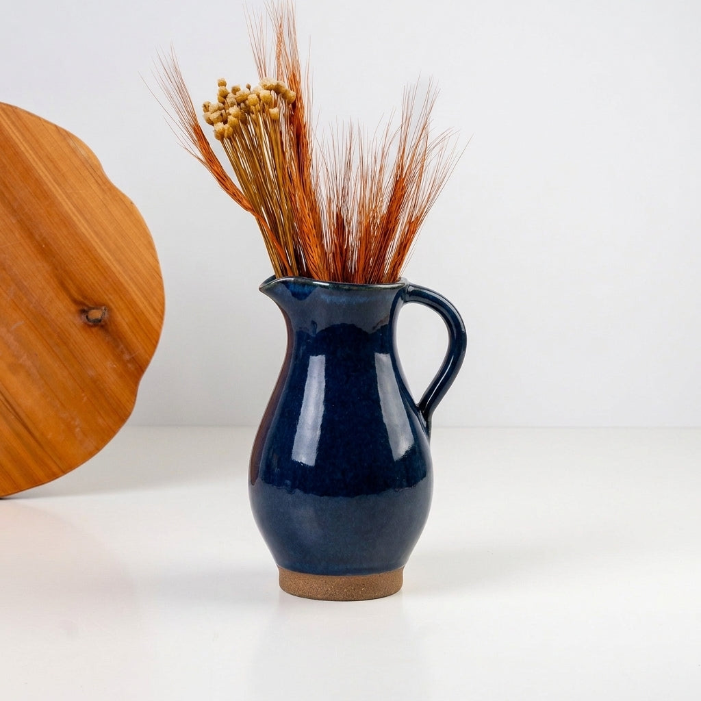 Jarra Silhueta em cerâmica artesanal — argila Cappuccino, esmalte Lazuli