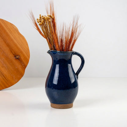 Jarra Silhueta em cerâmica artesanal — argila Cappuccino, esmalte Lazuli