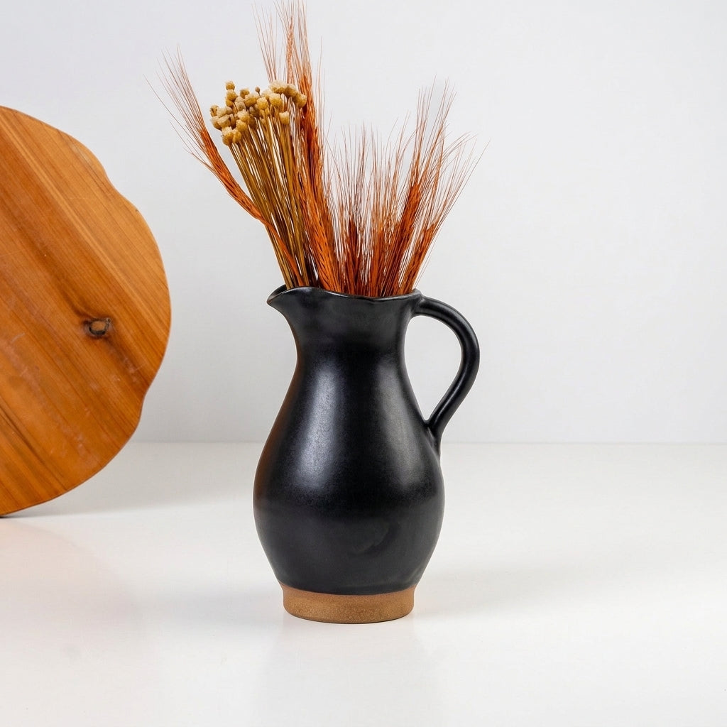 Jarra Silhueta em cerâmica artesanal — argila Cappuccino, esmalte Preto Acetinado