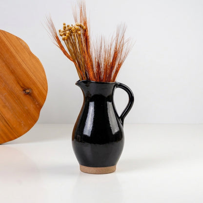 Jarra Silhueta em cerâmica artesanal — argila Cappuccino, esmalte Preto Ébano