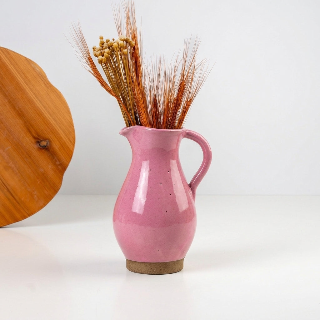 Jarra Silhueta em cerâmica artesanal — argila Cappuccino, esmalte Rosa Barbie