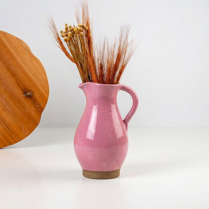 Jarra Silhueta em cerâmica artesanal — argila Cappuccino, esmalte Rosa Barbie