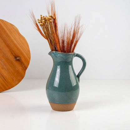 Jarra Silhueta em cerâmica artesanal — argila Cappuccino, esmalte Verde Exército