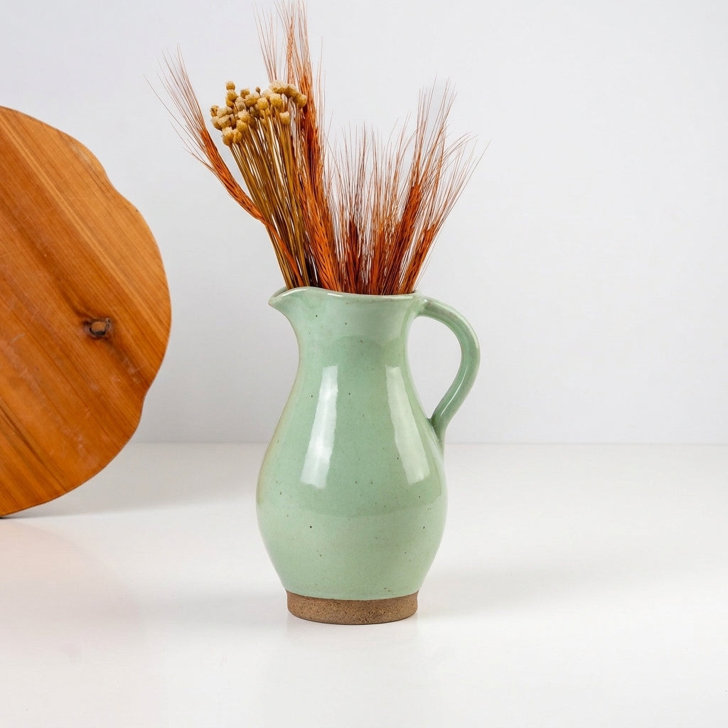 Jarra Silhueta em cerâmica artesanal — argila Cappuccino, esmalte Verde Menta