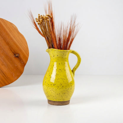 Jarra Silhueta em cerâmica artesanal — argila Flocos, esmalte Amarelo Intenso