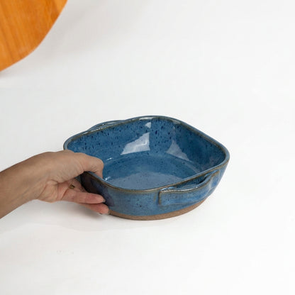 Assadeira quadrada com alças em cerâmica artesanal — tamanho 20CM x 20CM, argila Cappuccino, esmalte Azul Safira