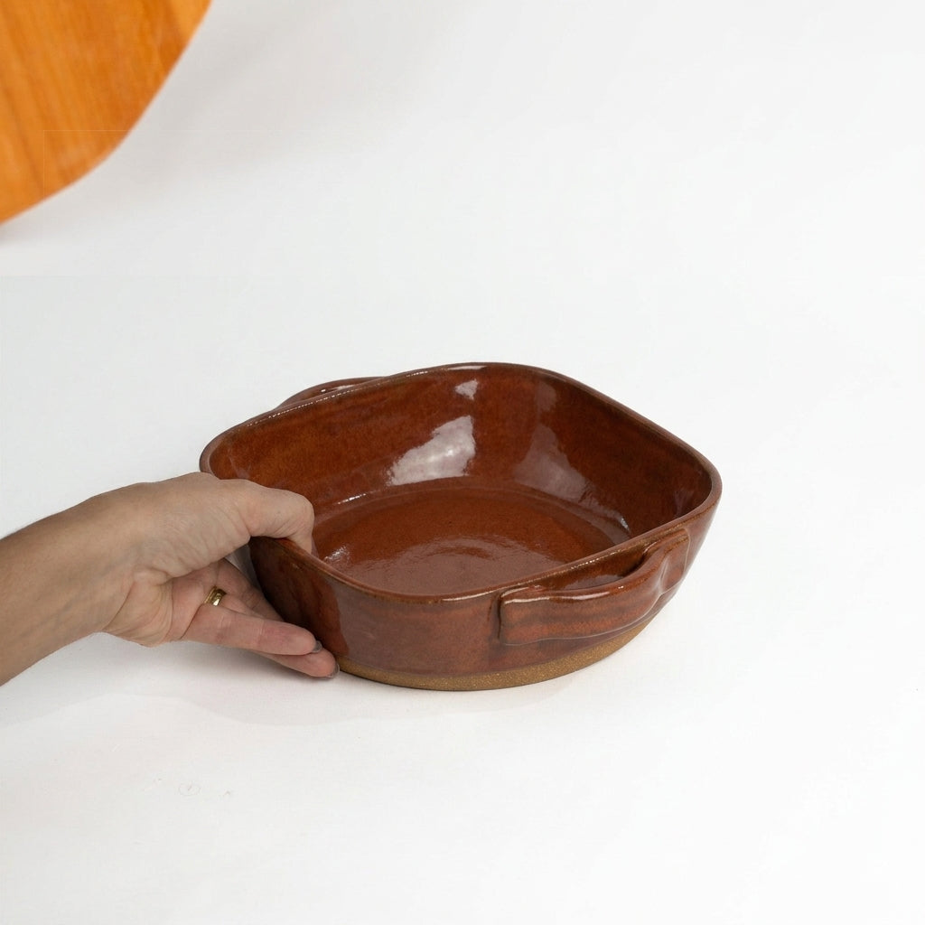 Assadeira quadrada com alças em cerâmica artesanal — tamanho 20CM x 20CM, argila Cappuccino, esmalte Sol de Terracota