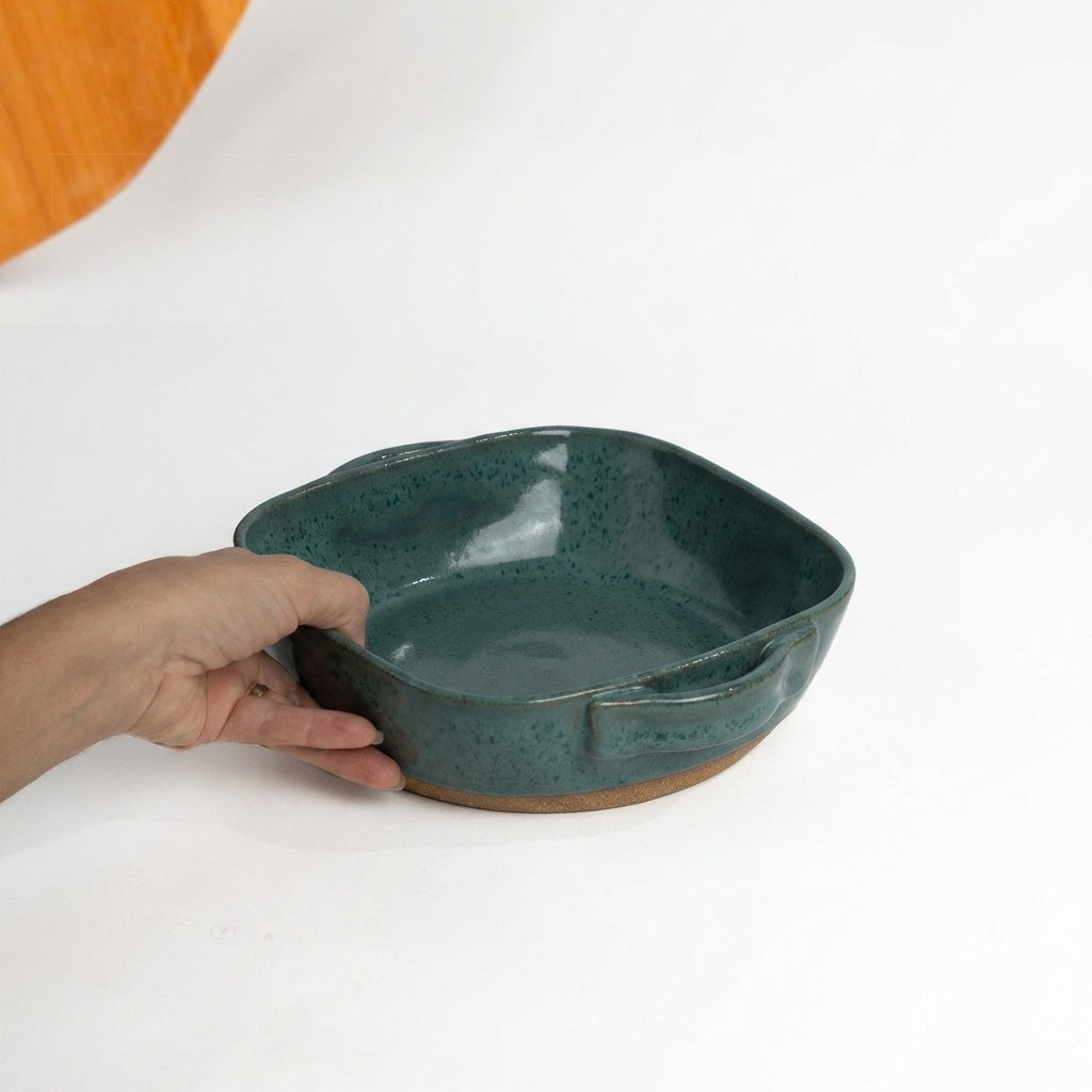 Assadeira quadrada com alças em cerâmica artesanal — tamanho 20CM x 20CM, argila Cappuccino, esmalte Verde Exército