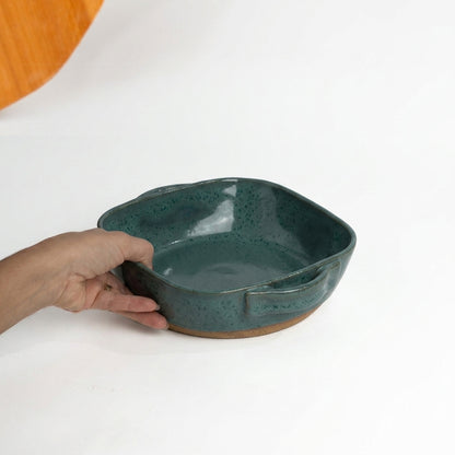 Assadeira quadrada com alças em cerâmica artesanal — tamanho 20CM x 20CM, argila Cappuccino, esmalte Verde Exército