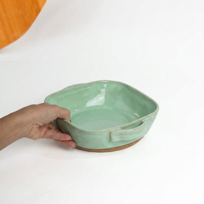 Assadeira quadrada com alças em cerâmica artesanal — tamanho 20CM x 20CM, argila Cappuccino, esmalte Verde Menta