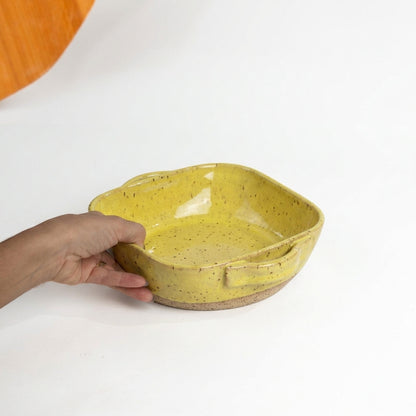 Assadeira quadrada com alças em cerâmica artesanal — tamanho 20CM x 20CM, argila Flocos, esmalte Amarelo Intenso