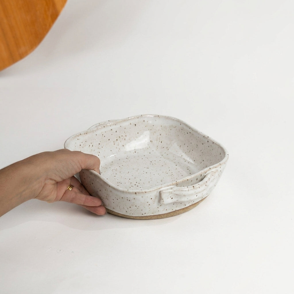 Assadeira quadrada com alças em cerâmica artesanal — tamanho 20CM x 20CM, argila Flocos, esmalte Branco AMME