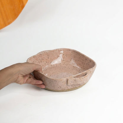 Assadeira quadrada com alças em cerâmica artesanal — tamanho 20CM x 20CM, argila Flocos, esmalte Nude