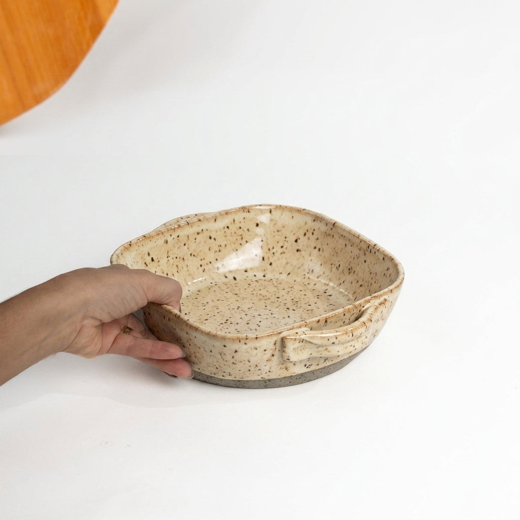Assadeira quadrada com alças em cerâmica artesanal — tamanho 20CM x 20CM, argila Flocos, esmalte Pedra Sabão