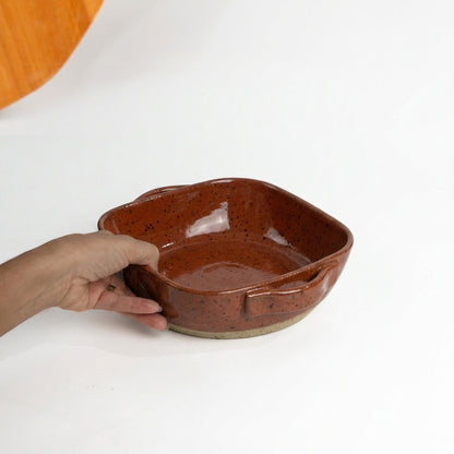 Assadeira quadrada com alças em cerâmica artesanal — tamanho 20CM x 20CM, argila Flocos, esmalte Sol de Terracota