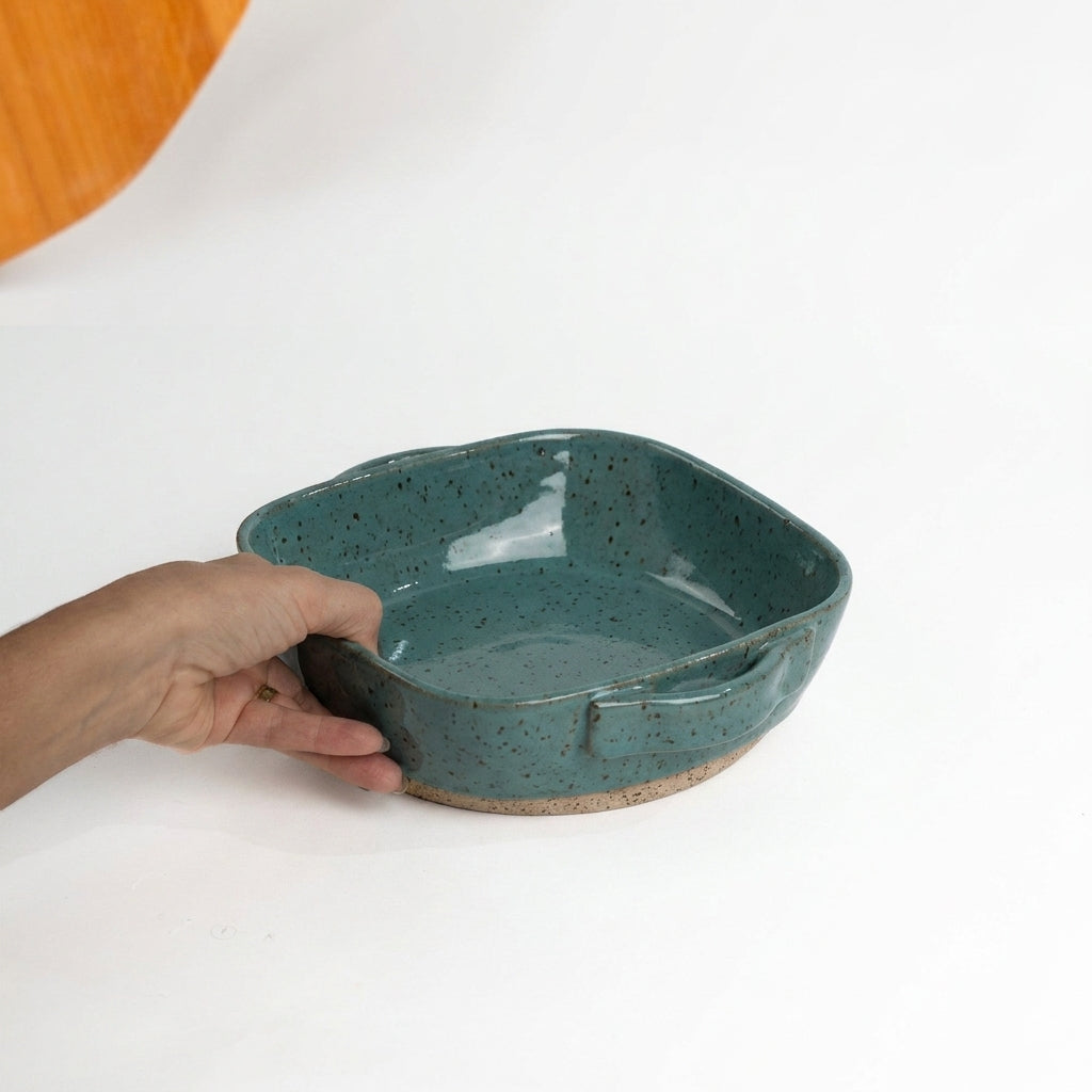 Assadeira quadrada com alças em cerâmica artesanal — tamanho 20CM x 20CM, argila Flocos, esmalte Verde Exército