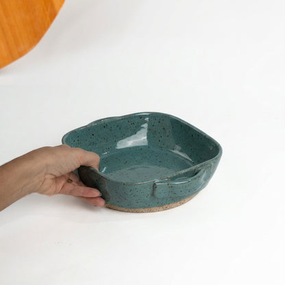 Assadeira quadrada com alças em cerâmica artesanal — tamanho 20CM x 20CM, argila Flocos, esmalte Verde Exército