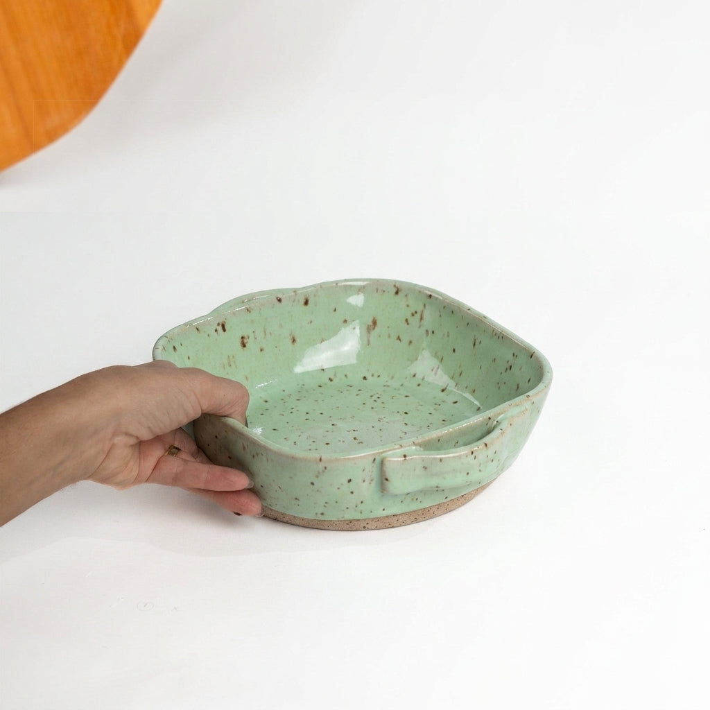 Assadeira quadrada com alças em cerâmica artesanal — tamanho 20CM x 20CM, argila Flocos, esmalte Verde Menta