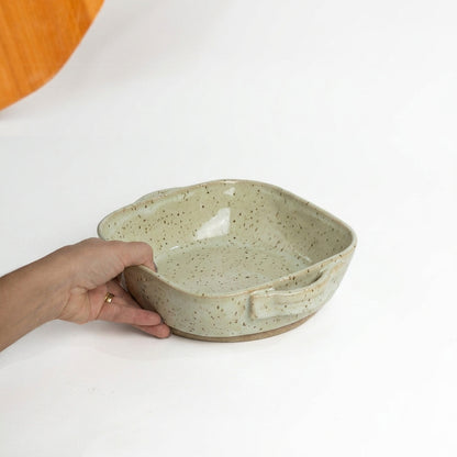 Assadeira quadrada com alças em cerâmica artesanal — tamanho 20CM x 20CM, argila Flocos, esmalte Verde Pompeia