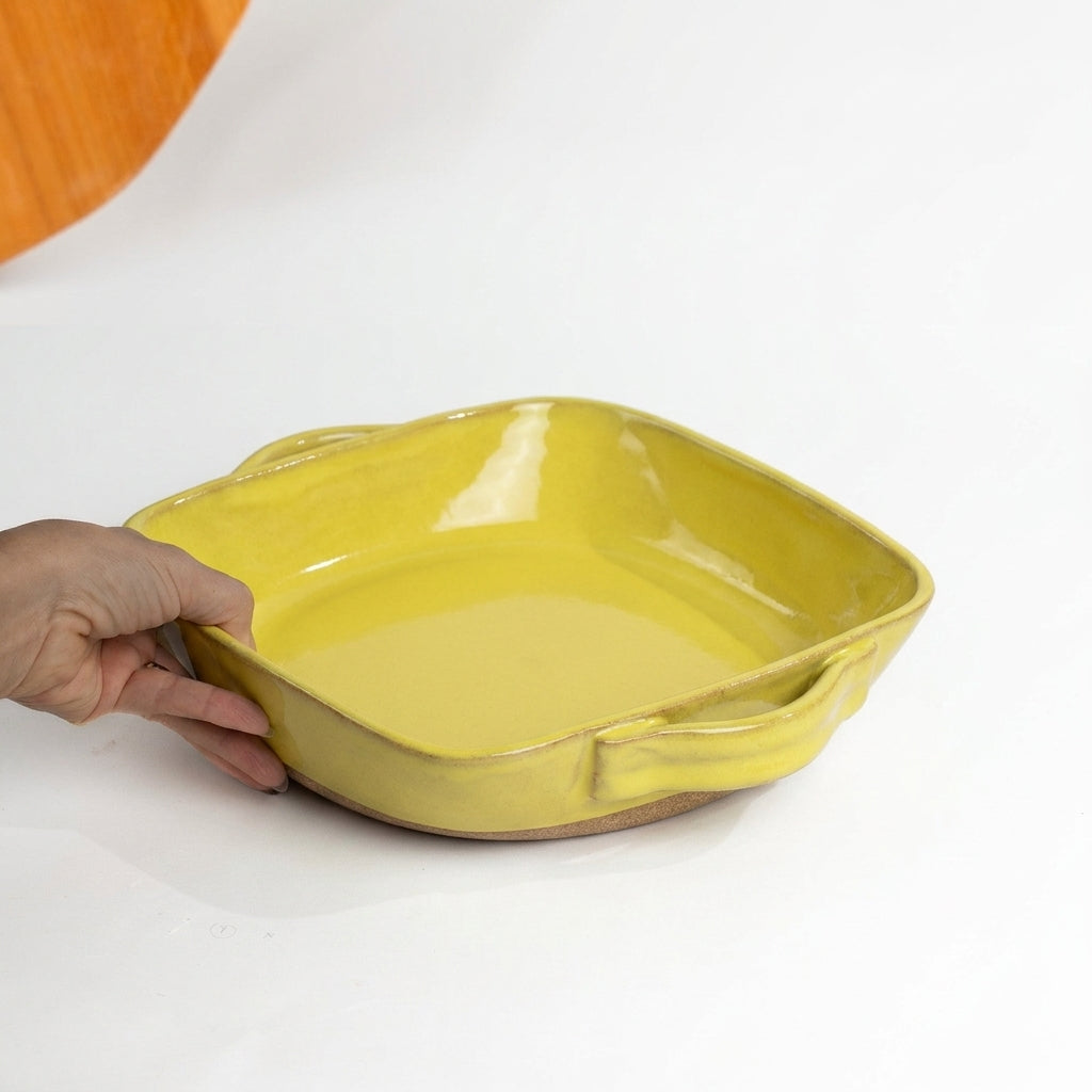 Assadeira quadrada com alças em cerâmica artesanal — tamanho 26CM x 26CM, argila Cappuccino, esmalte Amarelo Intenso