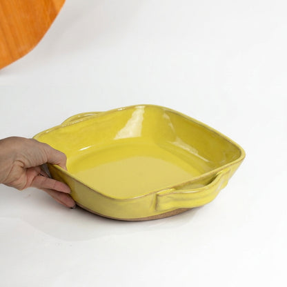 Assadeira quadrada com alças em cerâmica artesanal — tamanho 26CM x 26CM, argila Cappuccino, esmalte Amarelo Intenso