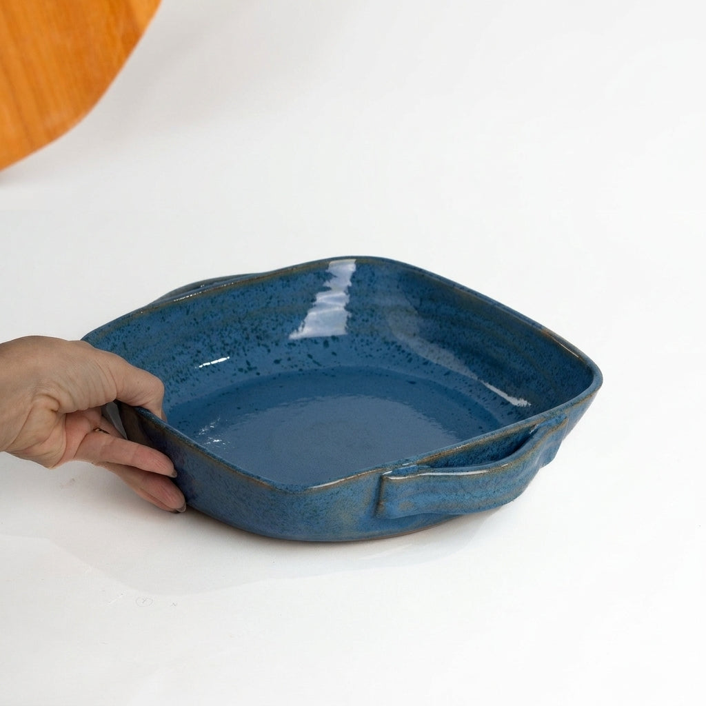 Assadeira quadrada com alças em cerâmica artesanal — tamanho 26CM x 26CM, argila Cappuccino, esmalte Azul Safira