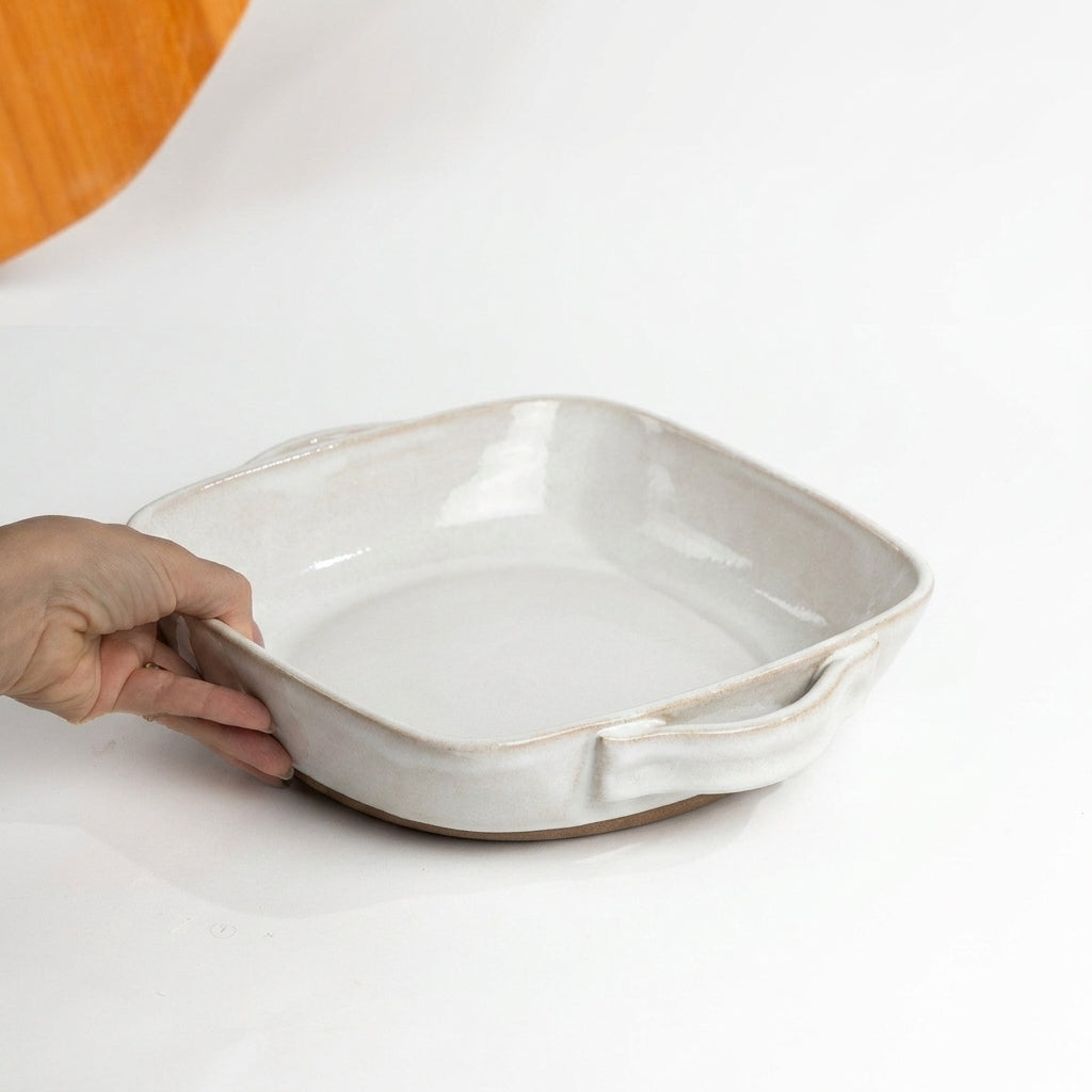 Assadeira quadrada com alças em cerâmica artesanal — tamanho 26CM x 26CM, argila Cappuccino, esmalte Branco AMME
