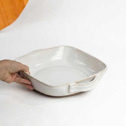 Assadeira quadrada com alças em cerâmica artesanal — tamanho 26CM x 26CM, argila Cappuccino, esmalte Branco AMME
