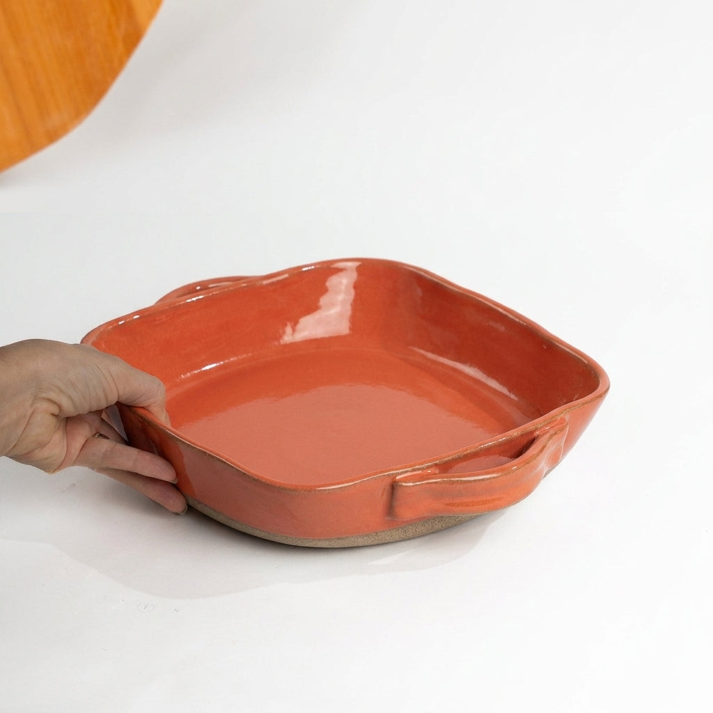 Assadeira quadrada com alças em cerâmica artesanal — tamanho 26CM x 26CM, argila Cappuccino, esmalte Laranja Intenso