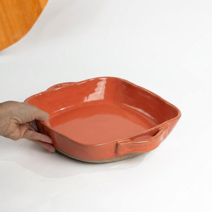 Assadeira quadrada com alças em cerâmica artesanal — tamanho 26CM x 26CM, argila Cappuccino, esmalte Laranja Intenso