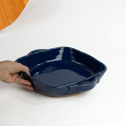 Assadeira quadrada com alças em cerâmica artesanal — tamanho 26CM x 26CM, argila Cappuccino, esmalte Lazuli