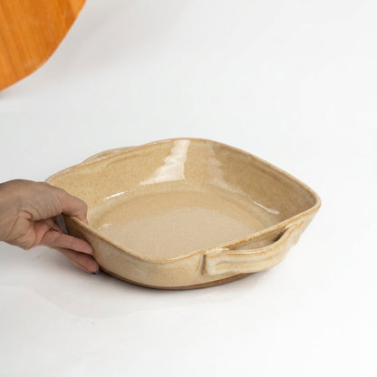 Assadeira quadrada com alças em cerâmica artesanal — tamanho 26CM x 26CM, argila Cappuccino, esmalte Pedra Sabão