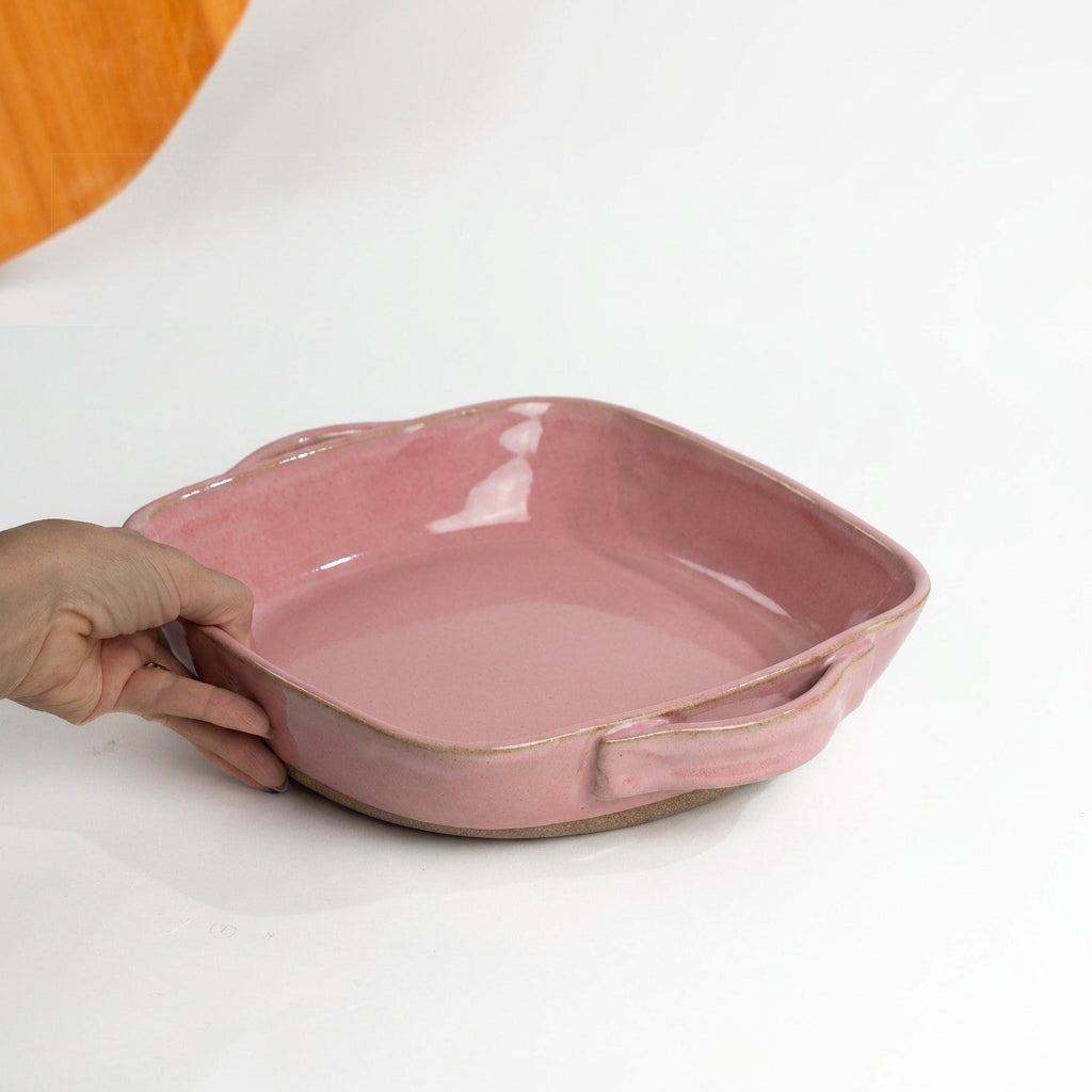 Assadeira quadrada com alças em cerâmica artesanal — tamanho 26CM x 26CM, argila Cappuccino, esmalte Rosa Barbie