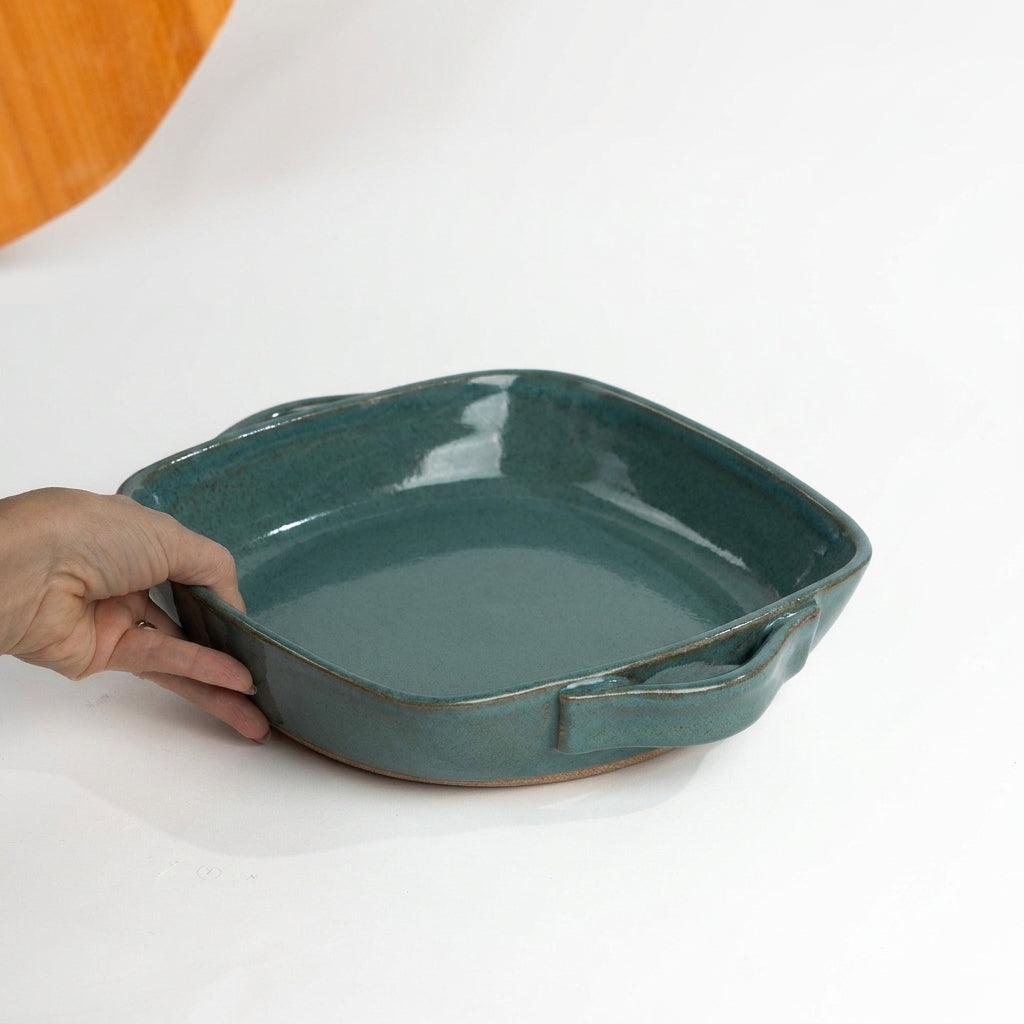 Assadeira quadrada com alças em cerâmica artesanal — tamanho 26CM x 26CM, argila Cappuccino, esmalte Verde Exército